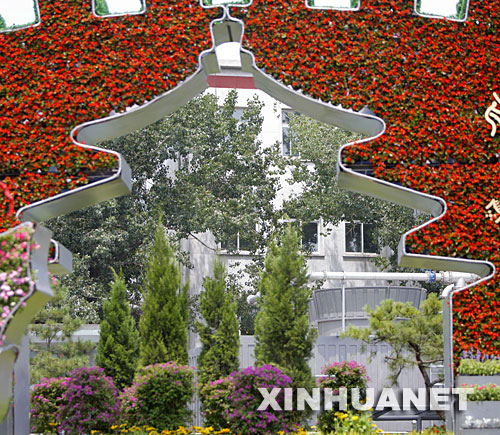 奧運會將至，北京各主路街心花園的奧運主題花壇靜靜裝點著盛夏的北京，在給京城帶來片片綠色、絲絲涼意的同時，把奧運氣氛逐漸推向火熱。圖為7月20日拍攝的位于天壇東路的綠色奧運景觀。 新華社記者張晨攝 