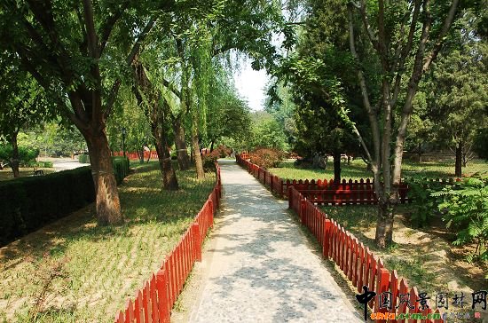 日本園內(nèi)卵石小路和重新油飾的木柵欄