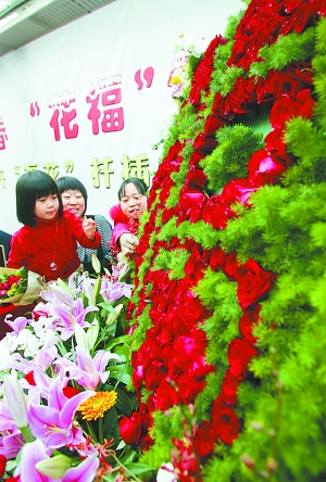 �����������Ј�ӭ���ꡰ�������{�𣨈D��