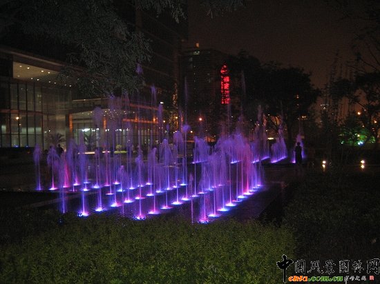 凱晨廣場(chǎng)--琉璃飾面發(fā)光地磚