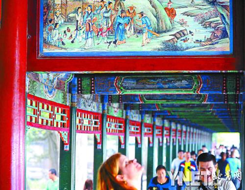  “在頤和園6萬(wàn)平方米古建中，5萬(wàn)平方米的古建繪制了蘇式彩畫(huà) 