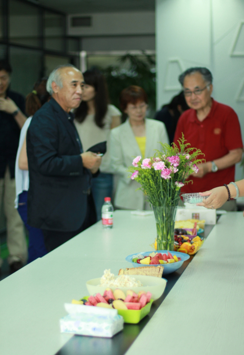 ATLAS(中國)的同事們?yōu)榇髱熅臏?zhǔn)備的果盤