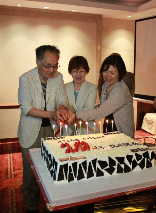 大師們共同切開ATLAS(中國)十年慶蛋糕