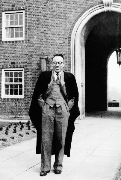1946年侯仁之在利物浦大學宿舍大樓前（照片由北京大學提供）