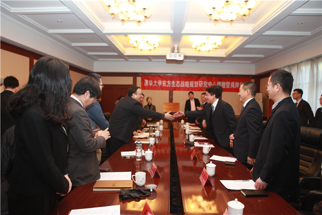 清華大學副校長謝維和與東方園林高級副總裁陳幸福簽約握手