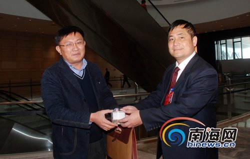 在2014年的海口市“兩會”上，海口市政協委員蔡鐵向市園林局贈送格桑花種子。