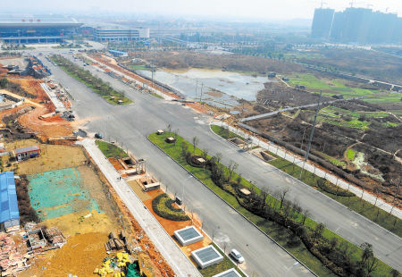 西起京港澳高速東輔道、往東止于新花侯路的杜花路景觀大道即將完工，景觀綠化施工接近尾聲。王志偉 攝