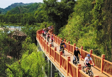 市民在綠道上騎行