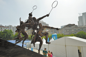 龍江體育館旁的雕塑《搏》