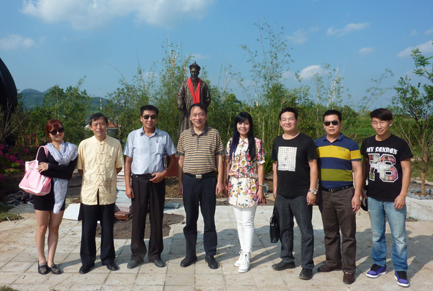 游人在黃石市鄉村園博會漢治萍公司創始人張之洞塑像前合影。