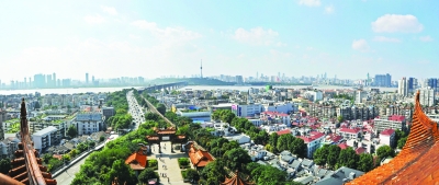 從黃鶴樓上向東看去，蛇山披綠，首義廣場及周邊建筑錯落有致，屋頂整潔有序