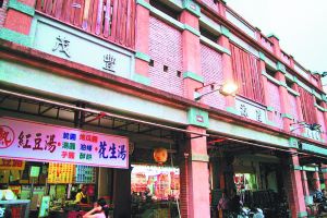 迪化街是臺北最重要的歷史文化街。現下這里有舊式商業，也有創意工作室。