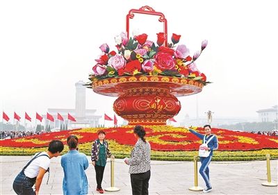 2014年天安門廣場主花壇昨天正式亮相，吸引市民紛紛留影
