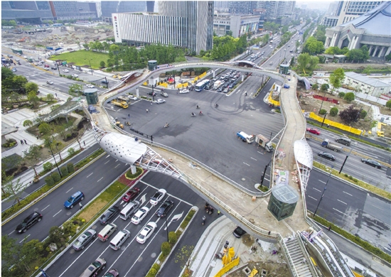 杭州第一座景觀人行天橋開始鋪設橋面