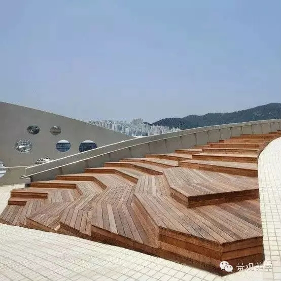 用不同景觀臺(tái)階的形態(tài)表達(dá)不同的景觀概念
