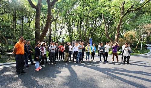 深入企業(yè)共話園林發(fā)展——風(fēng)景園林部落一行參觀考察西湖山莊項(xiàng)目