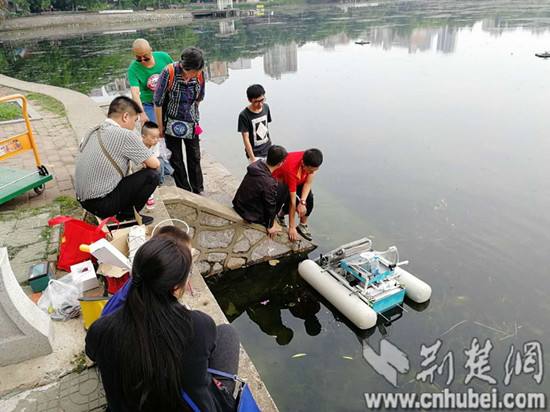 武漢大學生發(fā)明填補景觀水體清潔設備空白