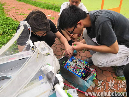 武漢大學生發(fā)明填補景觀水體清潔設備空白