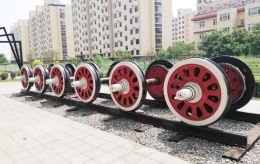 山西一大學校園內建設火車主題公園