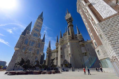 銳評：當(dāng)美術(shù)學(xué)院開始山寨古堡