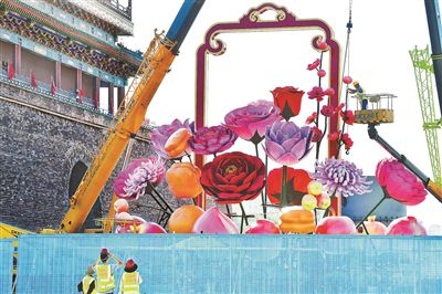 天安門廣場巨型花籃開始插花布置