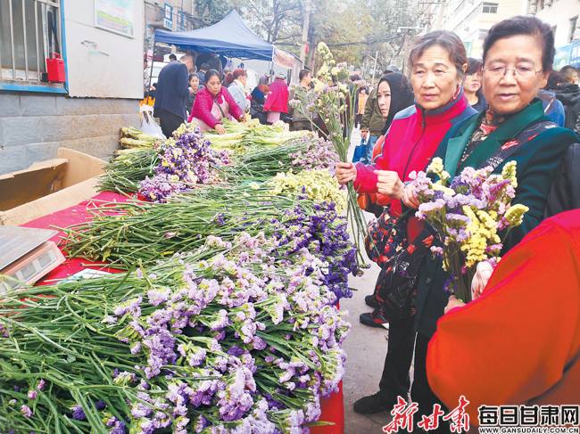 菜場賣花卉論斤不論枝 蘭州現(xiàn)賣花新方式