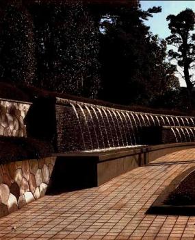 戶田芳樹作品(七):別府市廳廣場(chǎng)