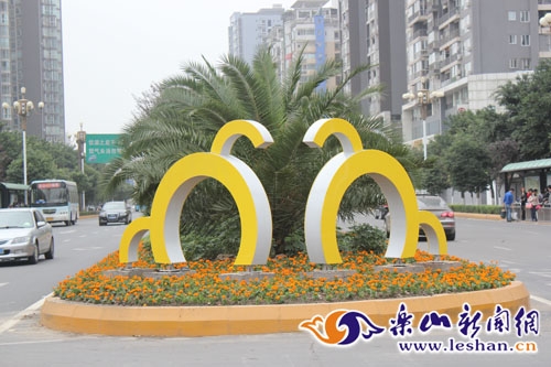 道路中間的隔離帶也被裝扮一新