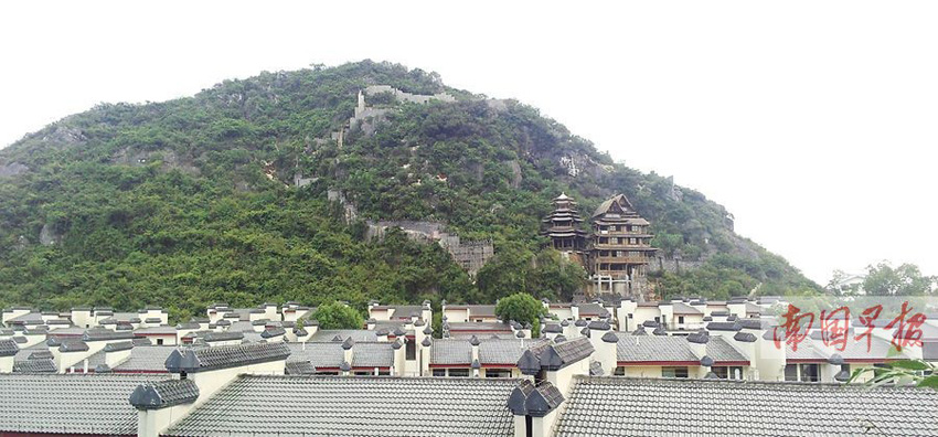 小區后山上圍出一塊山體，依山建起木樓、涼亭。