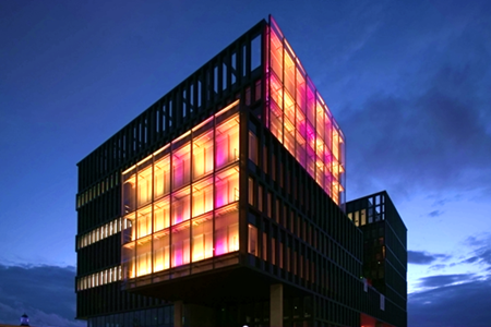 夜間,在城市空間中點燃藝術(shù)品